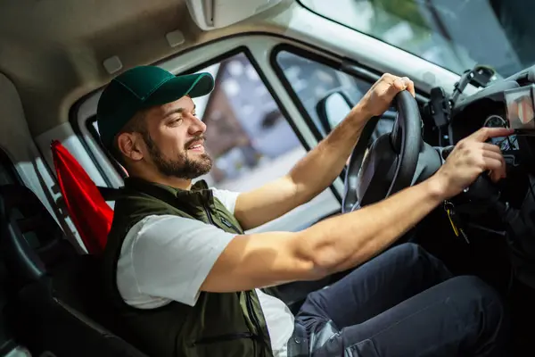 Joven Hombre Guapo Que Trabaja Servicio Remolque Conducir Camión —  Fotos de Stock