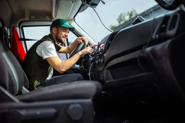 Młody Przystojny Mężczyzna Pracuje Serwisie Holowania Jazdy Jego Ciężarówki — Zdjęcie stockowe