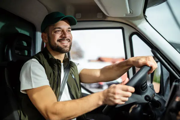 Mladý Pohledný Muž Pracující Odtahové Služby Řízení Jeho Truck — Stock fotografie