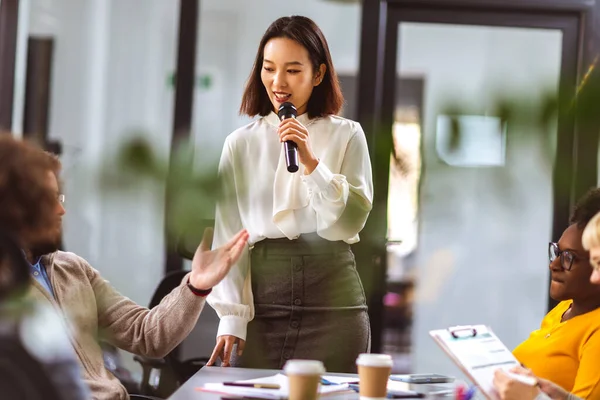 Asiatische Geschäftsfrau Spricht Mikrofon Mit Ihren Kollegen — Stockfoto