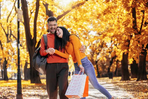 Happy Couple Shopping Bags Autumn Park — Stock Photo, Image