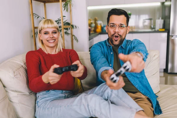 Erkek Arkadaşı Kız Arkadaşı Oturma Odasında Joysticklerle Oyun Oynuyorlar Sevgili — Stok fotoğraf
