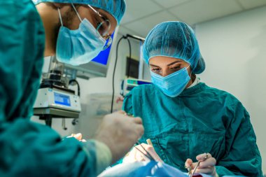 Ameliyat ekibi bir işlem tiyatro bir hastada işletim konsantre