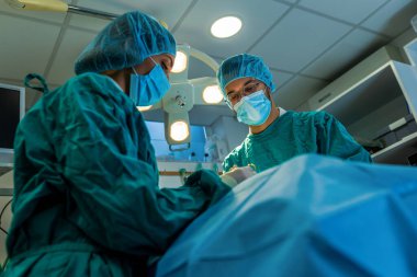 Ameliyat ekibi bir işlem tiyatro bir hastada işletim konsantre