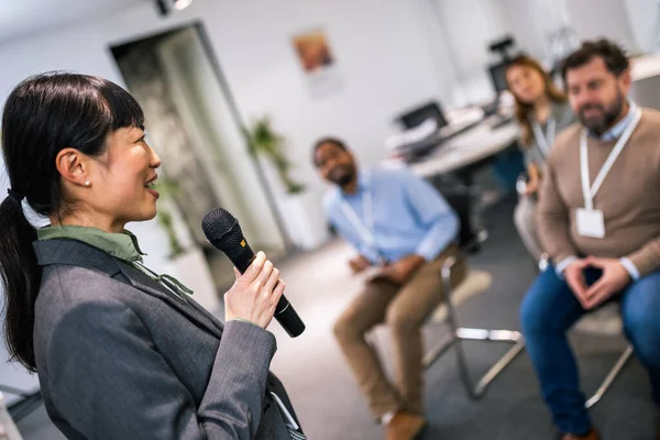 Junge Geschäftsfrau Doziert Ihren Multiethnischen Kollegen Eine Rede Halten Während — Stockfoto