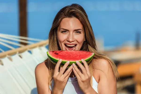 Junge Schöne Frau Isst Saftige Wassermelone Strand — Stockfoto
