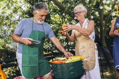 Yaşlı bir çift barbekü, sebze ve içecek yaparken aynı zamanda eğleniyor ve hatıralar yaratıyorlar..
