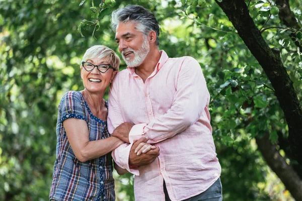 Seniorenpaar Entspannt Garten — Stockfoto