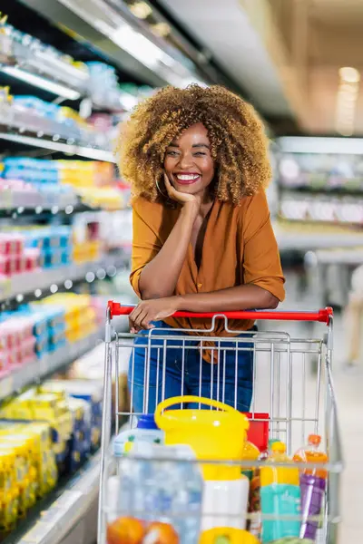 Donna Afroamericana Che Compra Cibo Nel Negozio Alimentari — Foto Stock
