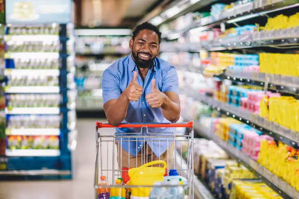 Schwarzer Männlicher Käufer Der Lebensmittel Supermarkt Einkauft Und Das Produkt — Stockfoto