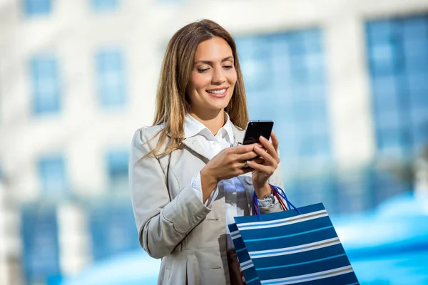 Attractive Young Woman Using Her Cellphone While Shopping City — Stock Photo, Image