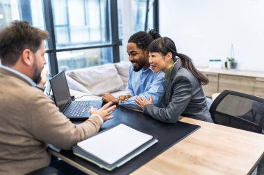 Çok ırklı bir çift bir emlak acentesinden daire satın alıyor..