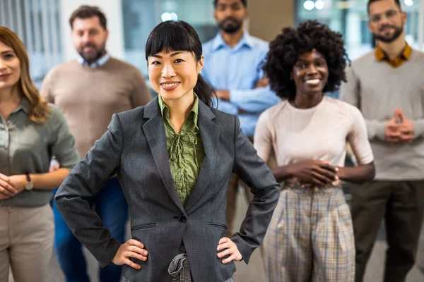 Αφεντικό Της Ασίας Στέκεται Μπροστά Στους Συναδέλφους Της Στο Γραφείο — Φωτογραφία Αρχείου