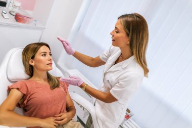 Genç doktor bir hastayı muayene ediyor..