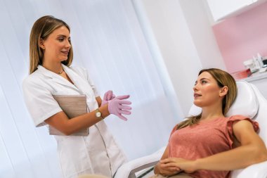 Genç doktor bir hastayı muayene ediyor..