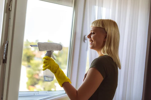 Young Blonde Woman Cleaning Windows Her House — Stock Photo, Image
