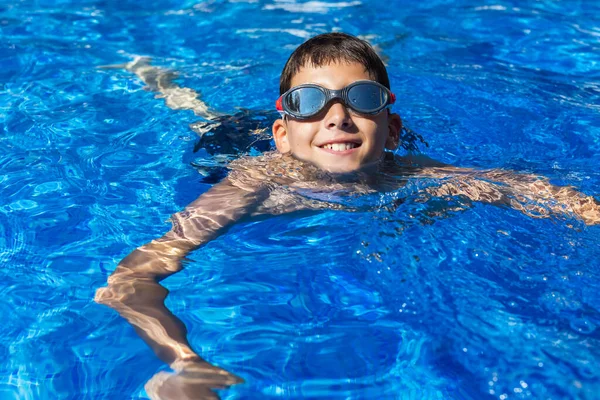 Kleine Jongen Die Het Zwembad Zwemt Zomervakantie — Stockfoto