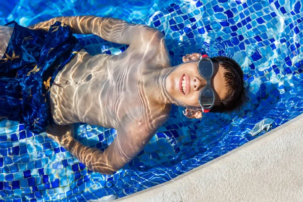Chlapec Leží Zádech Bazénu Letní Prázdniny — Stock fotografie