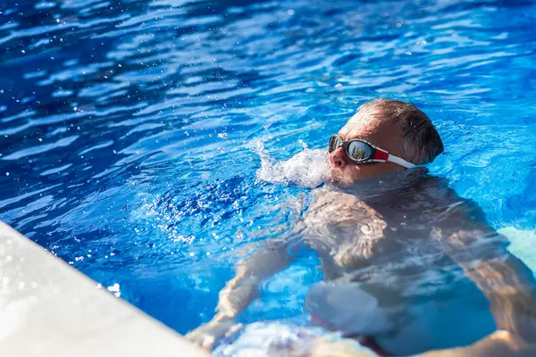 Mannen Van Middelbare Leeftijd Duiken Het Zwembad — Stockfoto