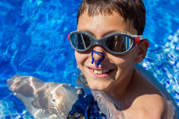 Kleine Jongen Het Zwembad Met Neusclip Bril Zomervakantie — Stockfoto