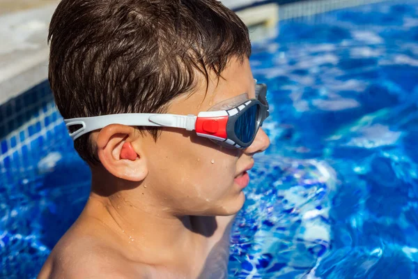 小男孩准备在游泳池里游泳 他戴着耳塞和护目镜 暑假假期 — 图库照片