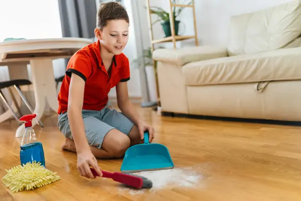 Criança Masculina Limpando Poeira Chão Fazer Suas Tarefas — Fotografia de Stock