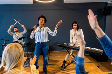 Takımın takım seminer şarkı karaoke oluşturma sırasında egzersiz eğitim iş adamları.