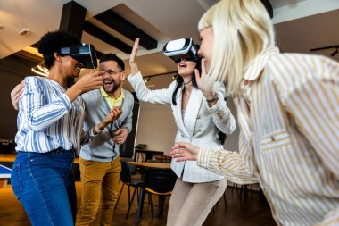 Takımın takım Vr gözlükle seminer oluşturma sırasında egzersiz eğitim iş adamları