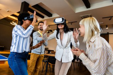 Takımın takım Vr gözlükle seminer oluşturma sırasında egzersiz eğitim iş adamları