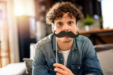 Takma bıyıklı adam. Prostat kanseri önleme