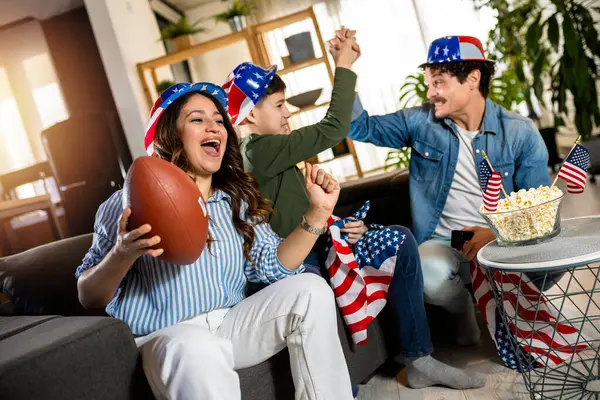 Latino Familie Kijkt Rugby Wedstrijd Met Amerikaanse Vlaggen — Stockfoto