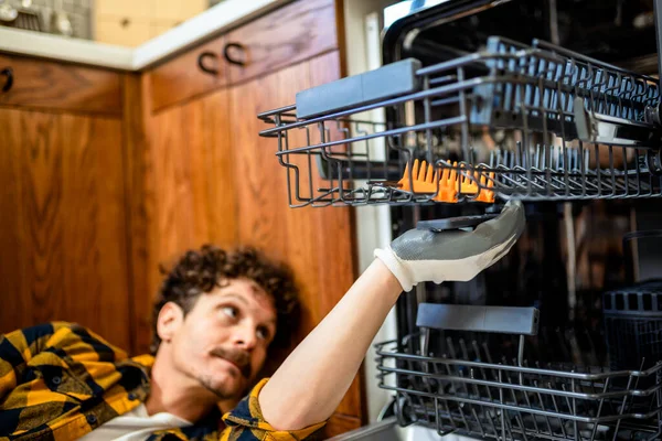 Hombre Latino Arreglando Lavavajillas Cocina — Foto de Stock