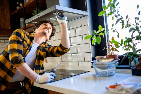 Latino Homem Fixando Aspirador Cozinha — Fotografia de Stock