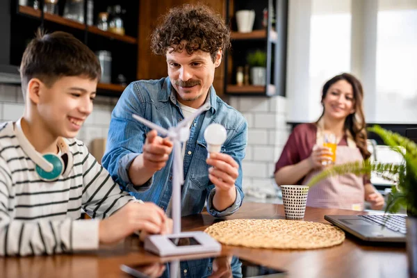 Latino Family Learning Sustaiable Energy Looking Windmill — Stock Photo, Image