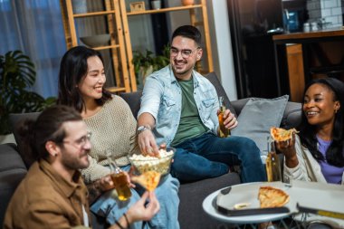 Çok ırklı arkadaş grubu pizza partisi veriyor..