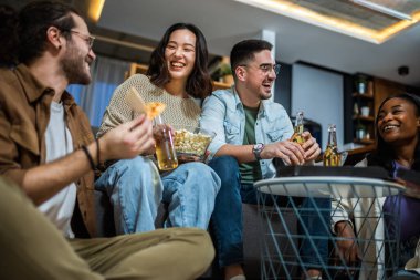 Çok ırklı arkadaş grubu pizza partisi veriyor..