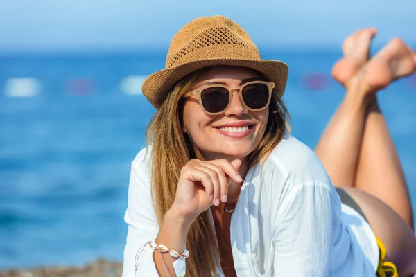 Junge Schöne Frau Mit Sonnenbrille Liegt Strand — Stockfoto