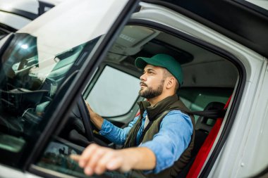 Genç kamyon şoförü pencereyi açtı..