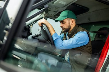 Kamyon şoförü yolculuk sırasında yorgun hissediyor..