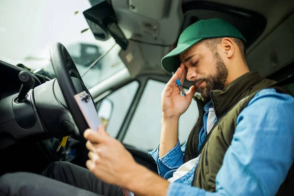 Conductor Camión Sintiéndose Cansado Durante Viaje —  Fotos de Stock