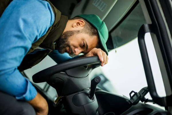 Conductor Camión Sintiéndose Cansado Durante Viaje —  Fotos de Stock