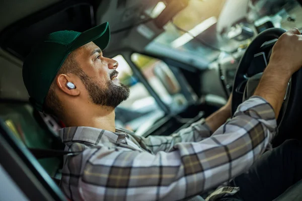 Jonge Vrachtwagenchauffeur Met Een Telefoon Terwijl Hij Rijdt Truck — Stockfoto