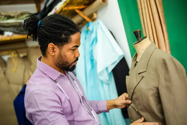 非裔美国男性裁缝用测量带测量西服 — 图库照片