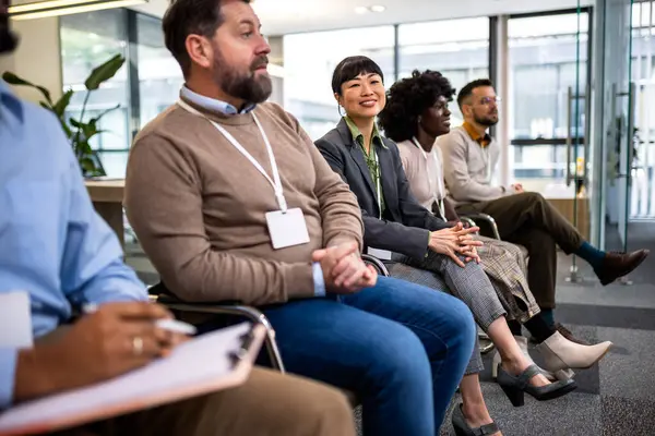 Şirketlerindeki Konferansı Dinleyen Bir Grup Etnik Çeşitliliğe Sahip Adamı — Stok fotoğraf