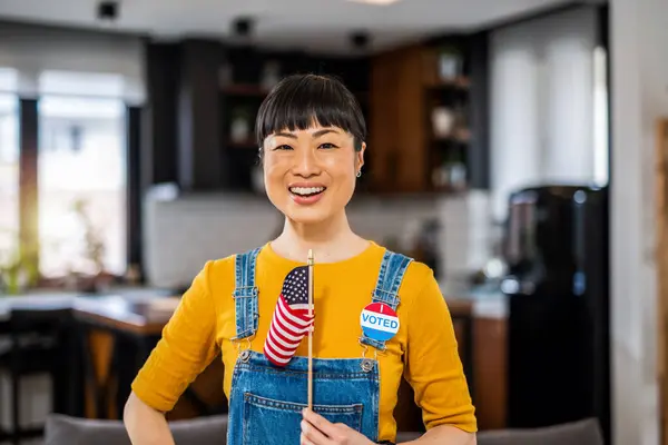 Asyalı Kadın Verdikten Sonra Amerikan Bayrağıyla Ayakta Duruyor — Stok fotoğraf