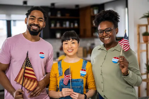Мультиэтническая Группа Друзей Стоящая Американским Флагом После Голосования — стоковое фото