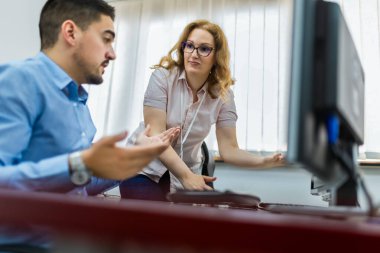 Programlama okulunda eğitimci ve öğrenci.