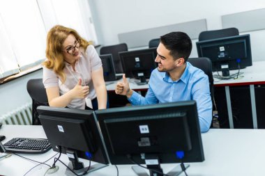 Programlama okulunda eğitimci ve öğrenci.