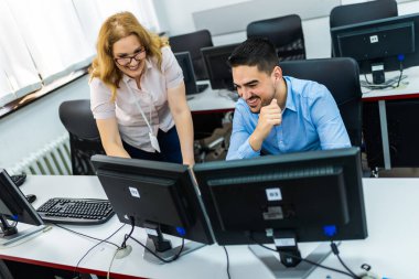 Programlama okulunda eğitimci ve öğrenci.