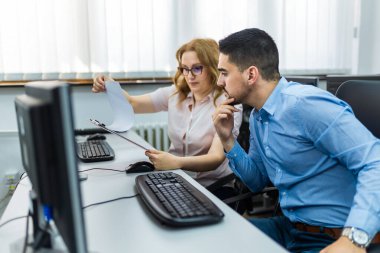 Programlama okulunda eğitimci ve öğrenci.